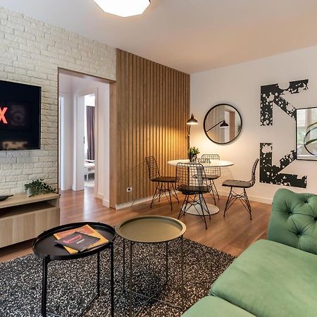 Downtown Retreat: Spacious 2-Br By Unirii Square Бухарест Екстер'єр фото