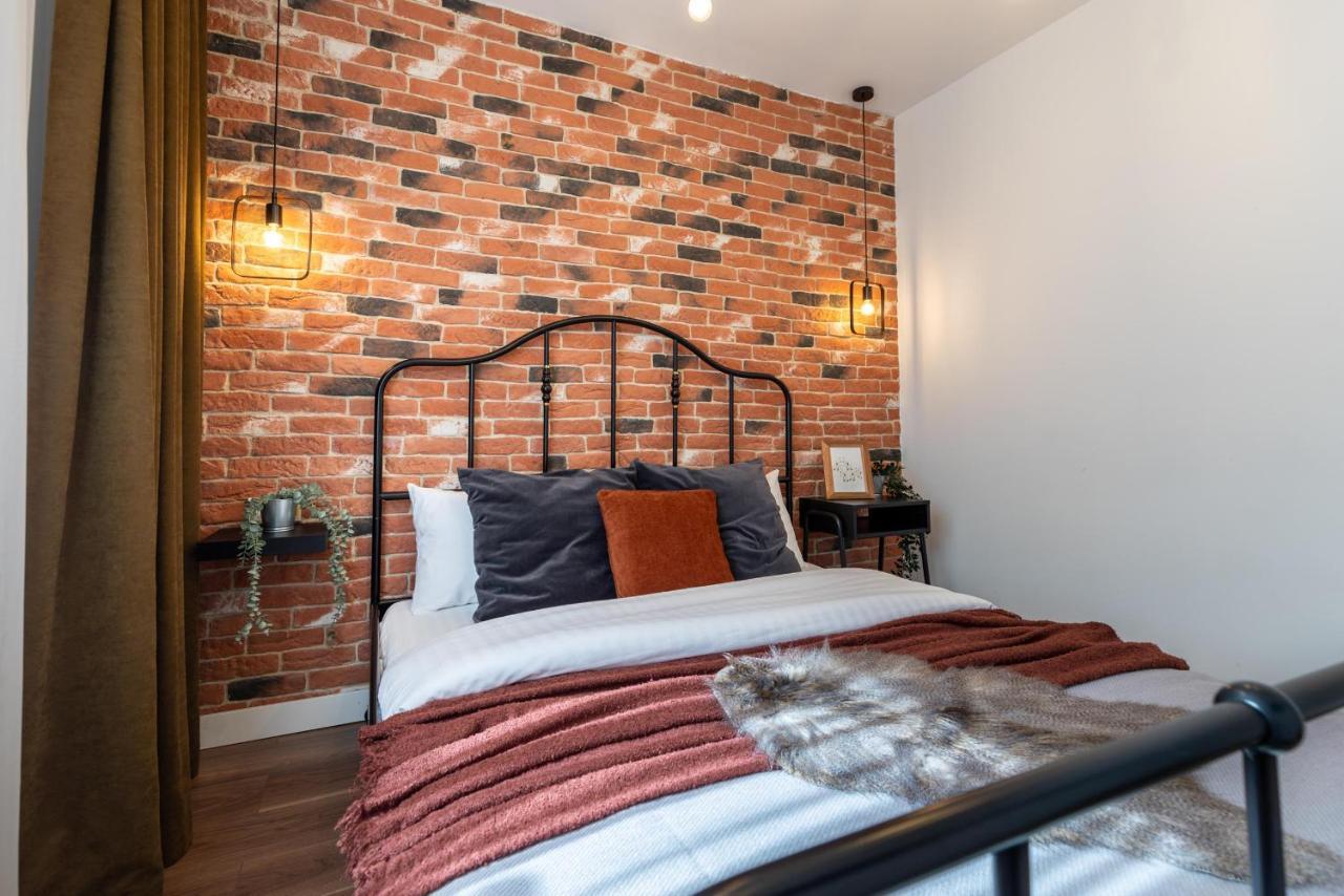 Downtown Retreat: Spacious 2-Br By Unirii Square Бухарест Екстер'єр фото