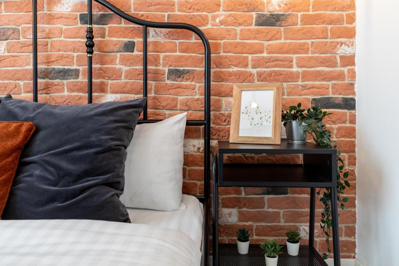 Downtown Retreat: Spacious 2-Br By Unirii Square Бухарест Екстер'єр фото