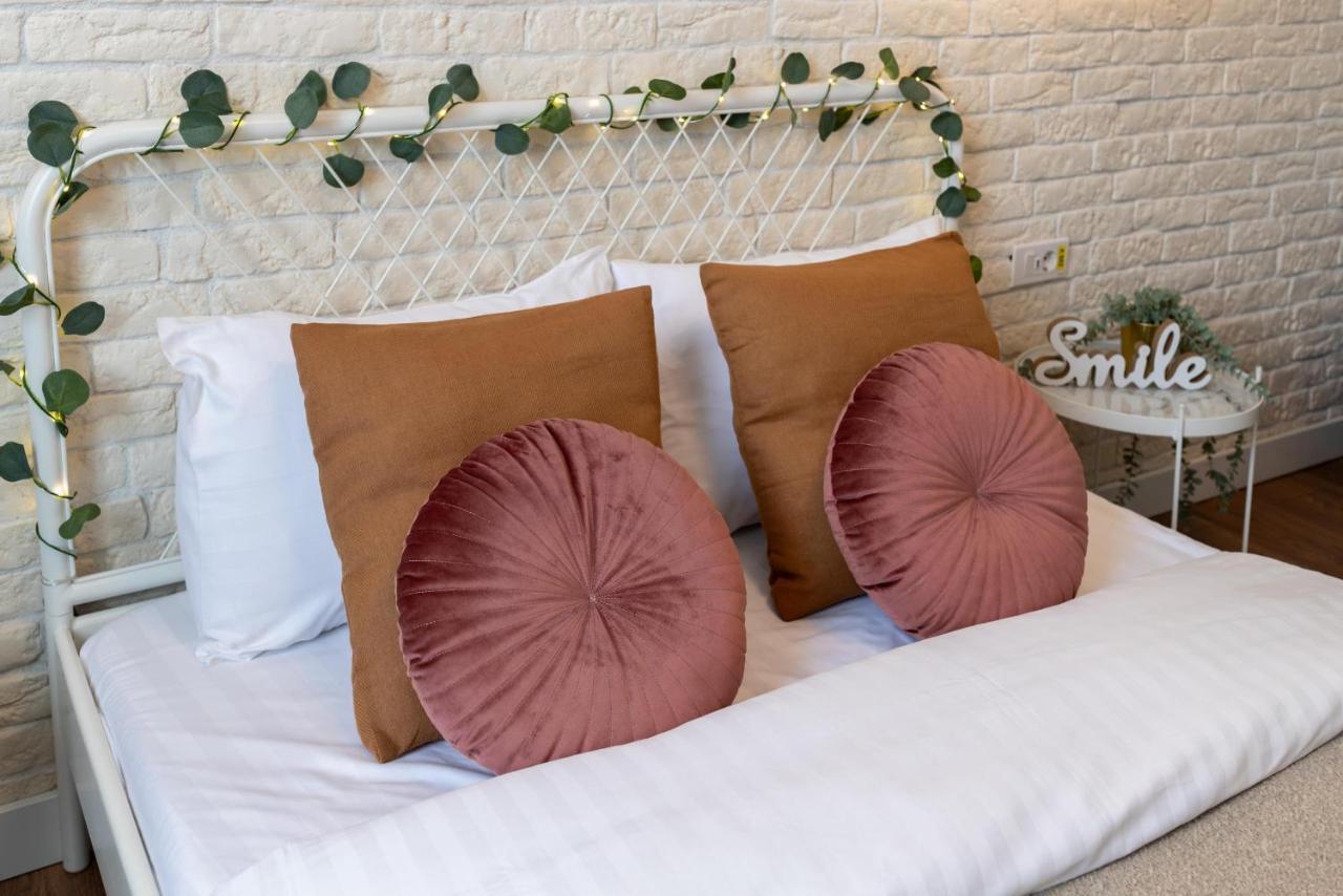 Downtown Retreat: Spacious 2-Br By Unirii Square Бухарест Екстер'єр фото